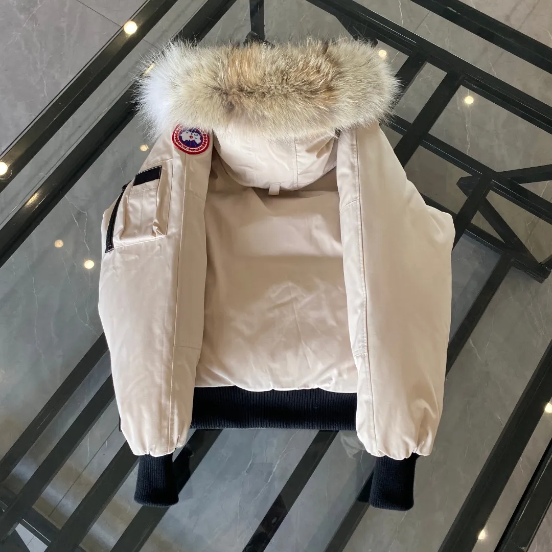 P760 Canada goose/Canada Goose 01 Couple Expedition Parka Down Jacket, authentic original version, you need to compare with the original to check it out at any time, all accessories are customized from the original factory 💯The softness and hardness of the fabric is compared with the original, and it can be restored by kneading at will (fabric misunderstanding: Fabrics with high hardness are not waterproof. Only when you buy the latest authentic version this year will you notice the softness and comfort of the fabric) 💯The down is synchronized with the authentic white duck down, fluffy and not lumpy. Electronically controlled velvet filling machine 💯Customized zippers with authentic YKK military-grade copper core zipper pullers, high hardness and no jamming 💯The fur collar is purchased from Western Canada coyote skin original customization 💯All workmanship and wiring are controlled by workers with more than ten years of experience. They must be horizontal and vertical, and are not allowed to twist. The inner wiring density is more sophisticated. Feel free to compare 💯Big goose label Collar label Washed label Hangtag Zipper cord Pocket label Back label, collar velvet, Velcro fasteners, cuffs, all details are updated simultaneously with genuine products. The best version, the most complete color matching, all kinds of battle products. Color: off-white, black, charcoal gray, navy blue, red, blue. Size: XS-XXL